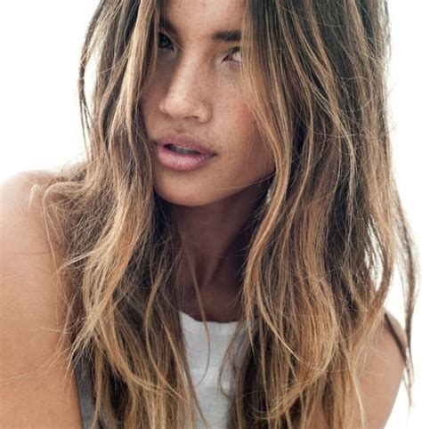 Esposto all'aria, il miele libera gradualmente perossido di idrogeno, quindi è ottimo per schiarire i capelli. Come schiarire i capelli naturalmente: 6 metodi efficaci | Vogue Italia