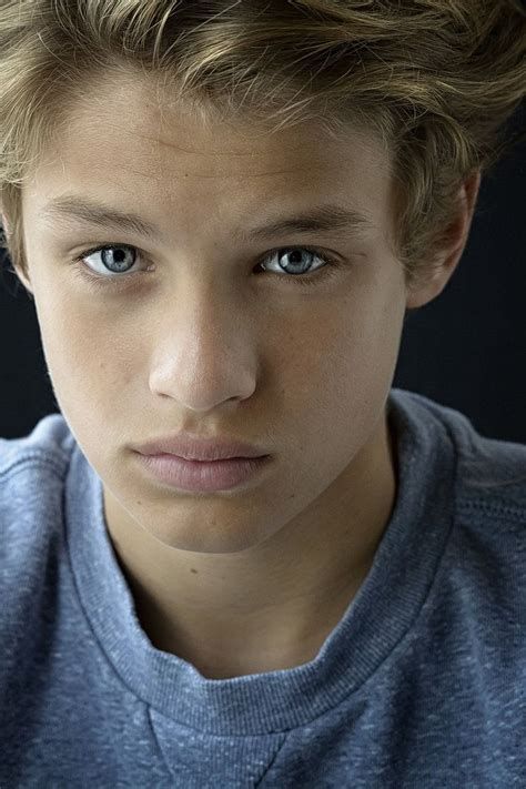 kleur close  portret van jongen tienerfotografie met blauwe ogen model foto genomen