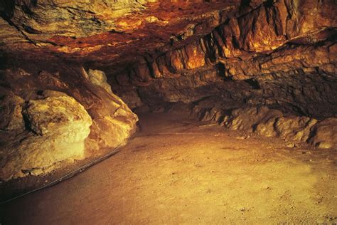 archaeologists recreated  common kinds  paleolithic cave