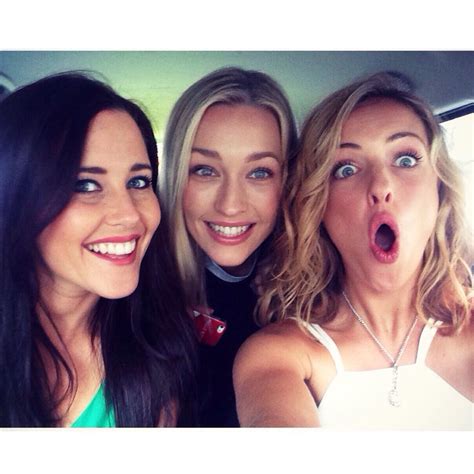 australian hotties sketchshe do 14 song covers in one video shot in a car autoevolution