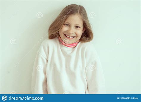 Tímida Chica Adolescente Linda Con Bonita Sonrisa Y Ojos En Fondo