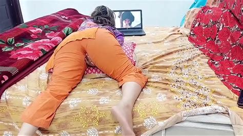 Pakistani Girl Has An Orgasm Watching Porn Movie On Computer Xnxx Com