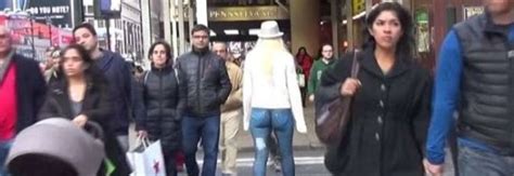 la modella gira nuda per le strade di new york ma il body