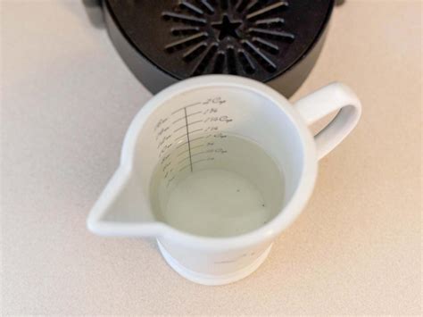 clean  keurig coffee maker  vinegar   descale