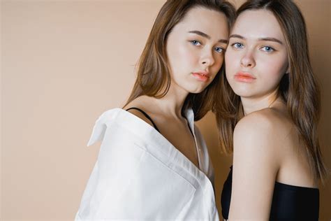 modelos de moda dos hermanas gemelas hermosas chicas desnudas mirando a