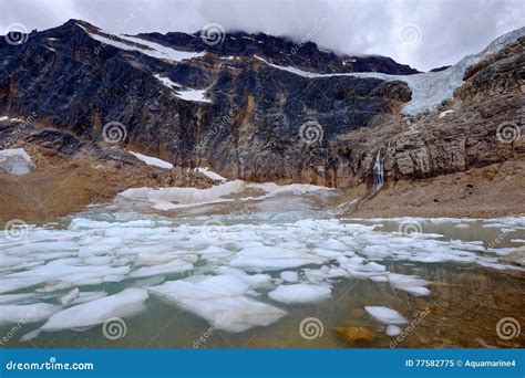 ijsbergen  een morenemeer en bergen stock afbeelding image  bestemming najaar