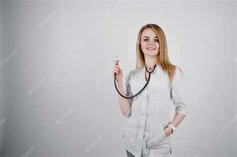 Enfermera Médico Rubia Con Estetoscopio Aislado Sobre Fondo Blanco