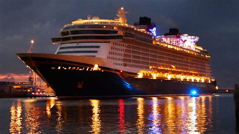disney   largest ships  port canaveral