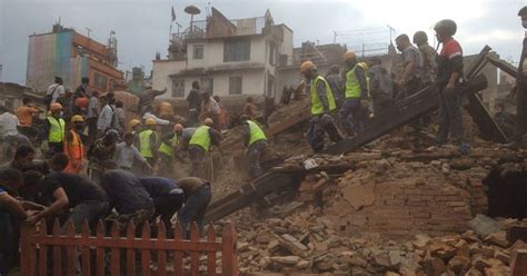 nepal earthquake near katmandu kills more than 1 100 people huffpost uk