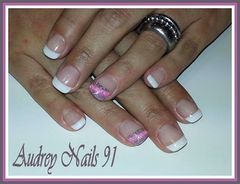 french blanche nail art rose argent arabesques blanches les ongles