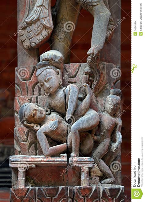 talla erótica en un templo en patan katmandu nepal foto