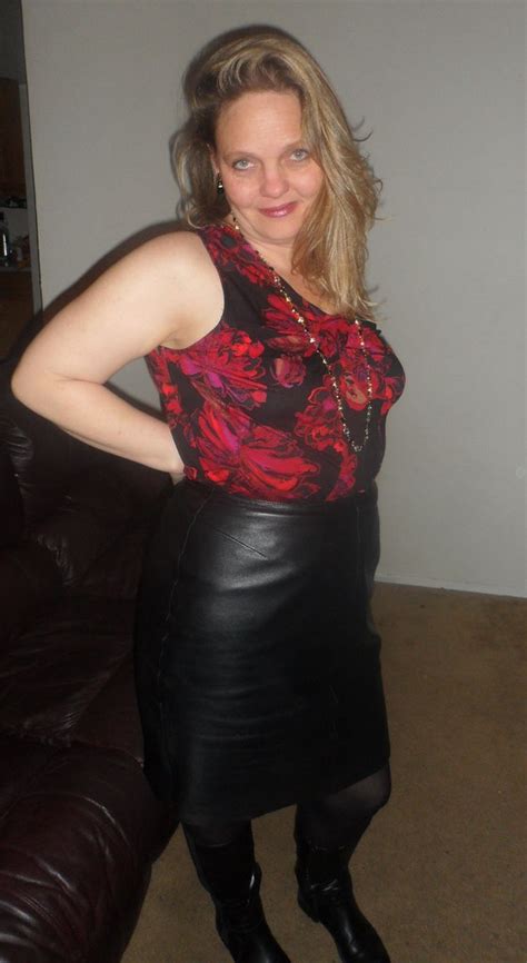 Sexy Blonde Cougar In A Leather Skirt 208 000 Views