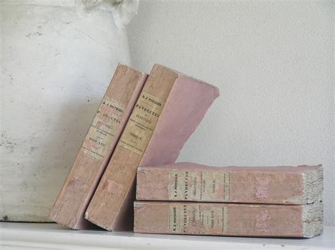 pastels  whites roze franse boeken uit  antique french books