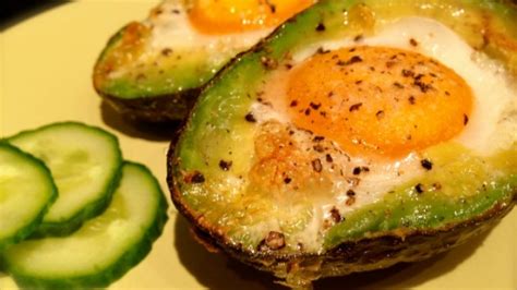 vegetarischer snack avocado mit ei im ofen gebacken rezept