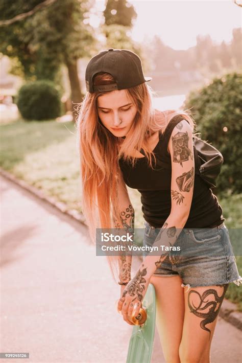 Gadis Bertato Cantik Dengan Skateboard Foto Stok Unduh Gambar