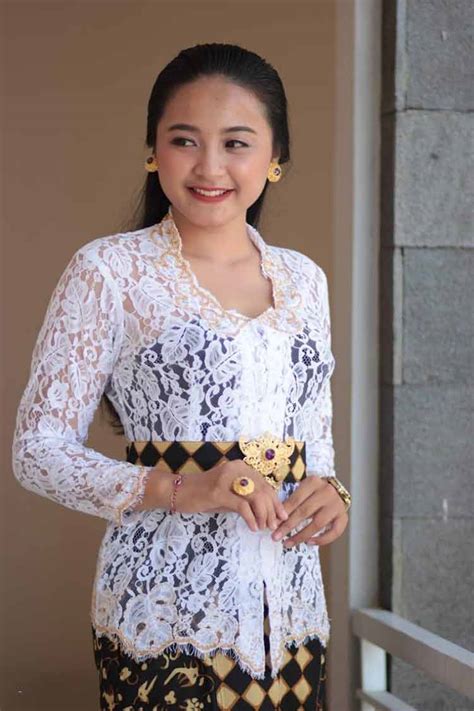 22 Top Model Kebaya Bali Pink
