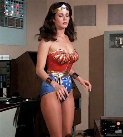 Wonder Woman 3x16 Amazon Hot Wax 1979 Gal Gadot Looks