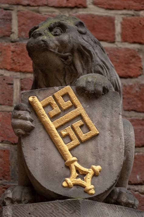 afsluiting van een leeuwstandbeeld met een schild met daarin een gouden sleutel stock afbeelding