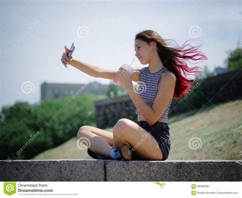 een mooie tiener die een selfie portret op een