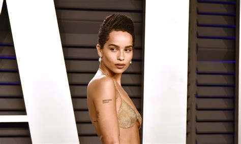 zoë kravitz wore an 18k gold bra to the 2019 vanity fair oscar party