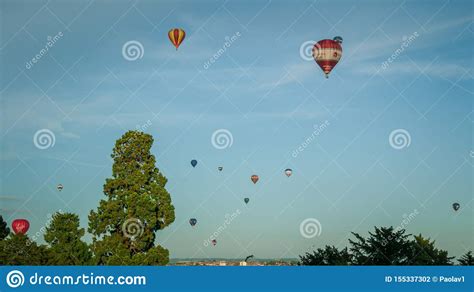 heldere multi colored hete luchtballons die  bristol vliegen redactionele fotografie image