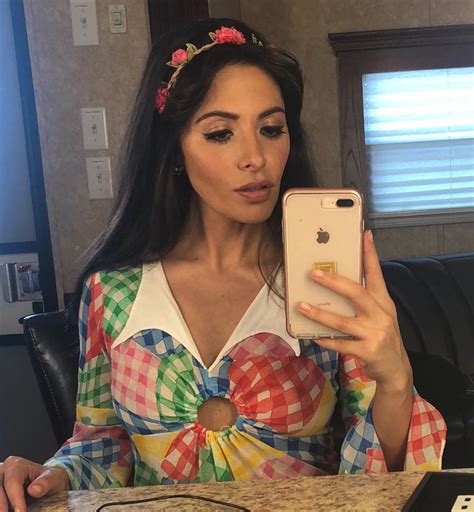 sarah shahi very cute flower power mirror selfie celeblr