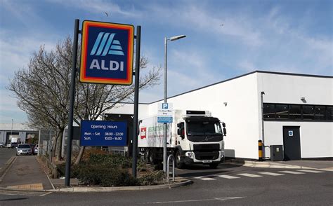 aldi extends supermarket opening hours   shoppers  visit  quieter times