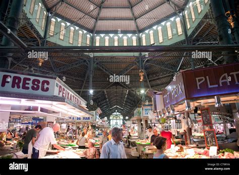 touristen auf dem sant antoni markt barcelona spanien stockfotografie alamy