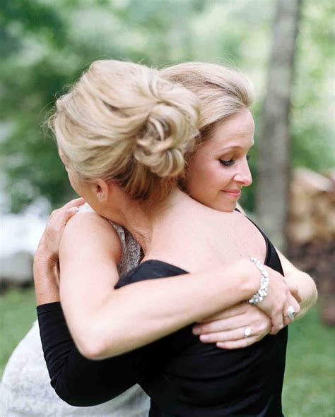 bride and mother hugging the last moment alone mother daughter wedding