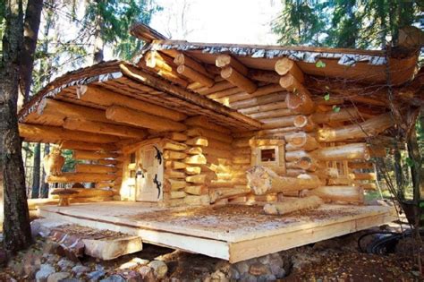 cabana din lemn rotund la munte