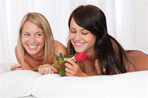 twee jonge glimlachende vrouwen naakt in bed stock foto afbeelding bestaande uit romantisch