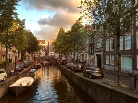 blauwburgwal amsterdams shortest canal amsterdam  visitors