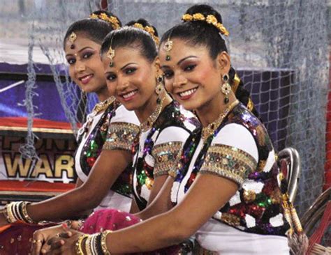 ipl 5 cheer leaders in traditional saree photos