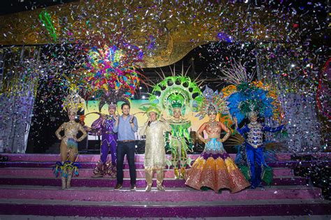 cozumel presenta  los reyes del carnaval  en disfraz individual punto medio