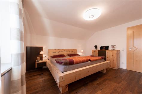 zirbenschlafzimmer mit balkenbett schreinerei sontheimer
