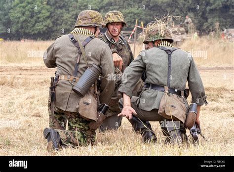 Zweiten Weltkrieg Re Enactment Zwei Deutsche Soldaten Knien In Feld