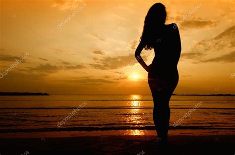 Silueta De Una Mujer Sensual Al Amanecer En La Playa — Foto Stock