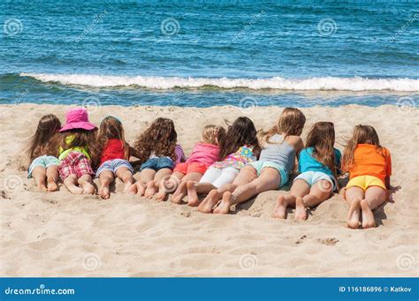 gruppe kinder die auf dem strand liegen stockfoto bild von gluecklich meer