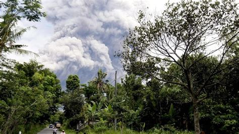 nueva erupcion del volcan indonesio merapi