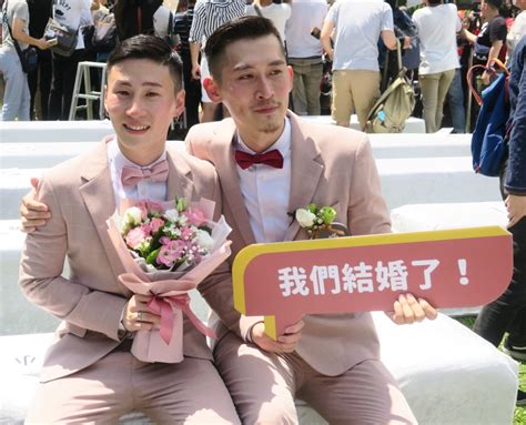 hundreds marry in taiwan as same sex marriage law takes effect