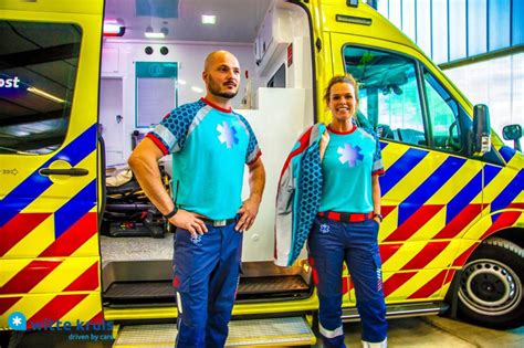 ambulancezorgverleners presenteren nieuwe ambulancekleding kom bij de ambulance