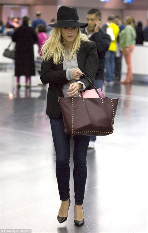 Reese Witherspoon Strolls Through Jfk Airport In Her Killer Heels