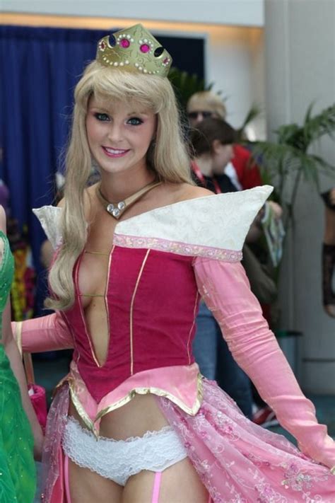 Sexiest Princess Peach Comic Con 2011 Cosplay Pics