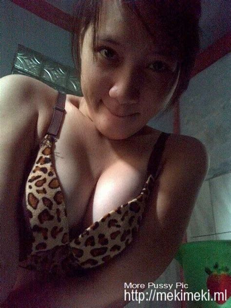 asia porn photo cute indonesian girl naked and peeing in the shower