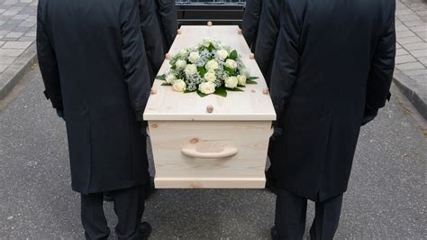 begrafenis verliest populariteit zoveel kost begraven  jouw gemeente rtl nieuws