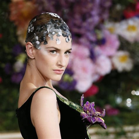 the 4 most showstopping beauty moments from paris couture fashion week