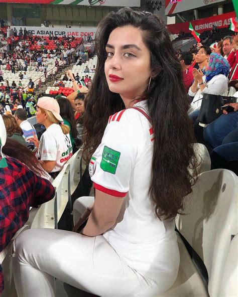 دختر ایرانی طرفدار تیم ملی فوتبال ایران در ورزشگاه های امارات تصاویر
