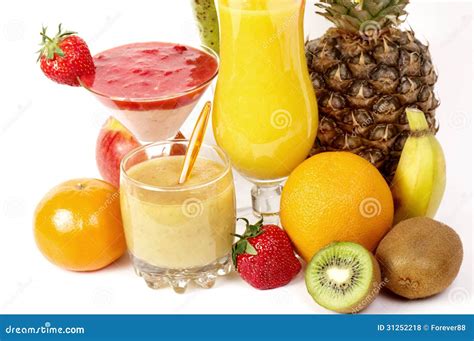 cocktails de jus de fruit frais avec la vitamine dans  verre photo