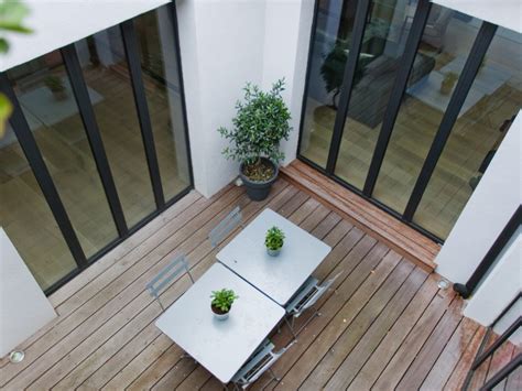 restructuration pieces  vivre ouest home terrasse en bois avec amenagement de tables  de