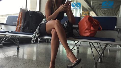 candid hot brazilian feet sgoeplat dangling at airport nl